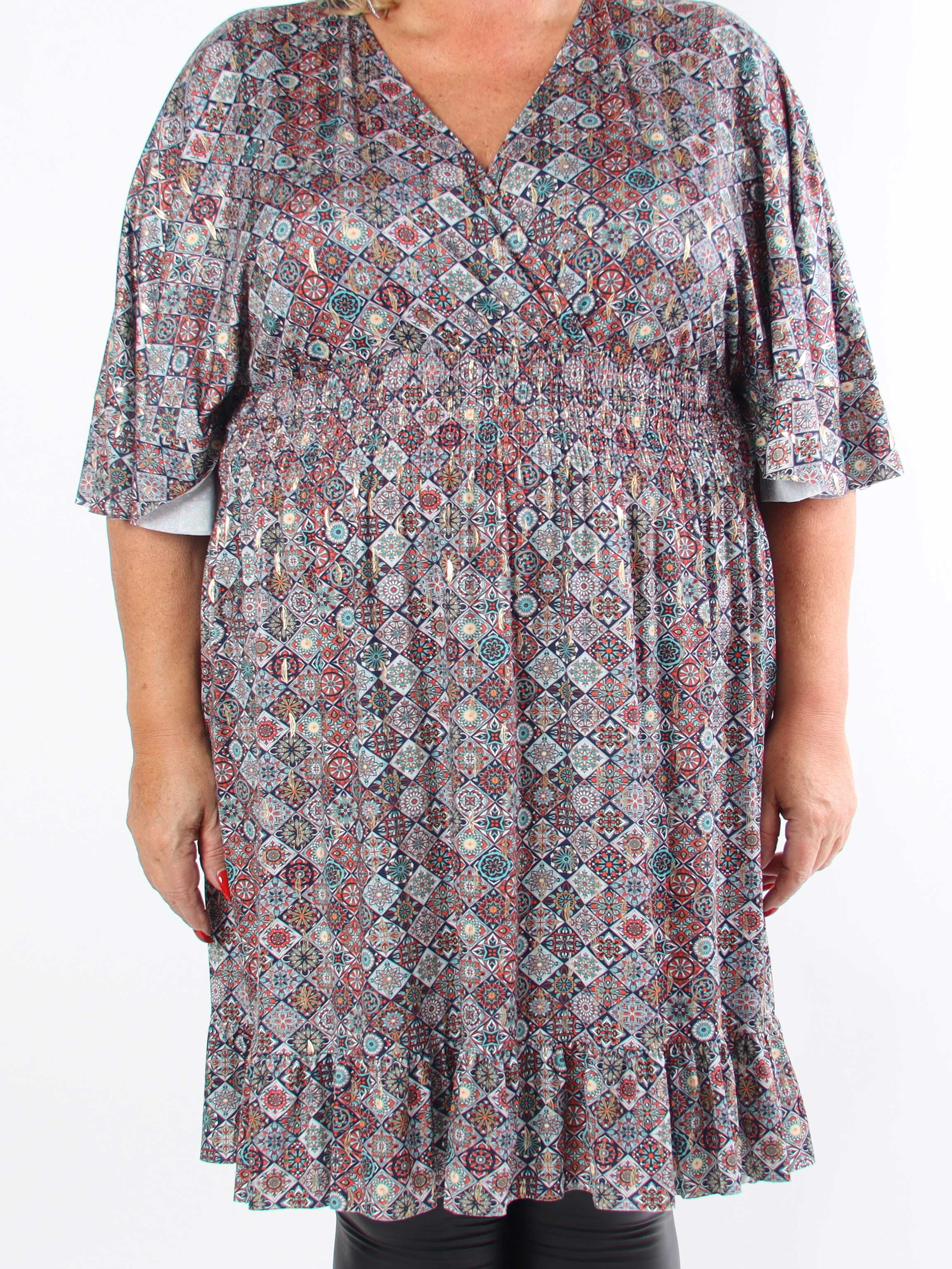 Pamela Mosaic Short - Elastisk plus size-klänning med volanger och smock